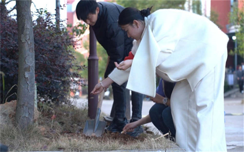 吉安市理工技工學(xué)校團(tuán)委植樹節(jié)栽花活動圓滿落